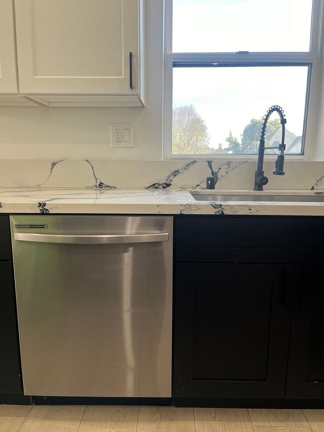 Building Photo - 214 1/2 W 29th St