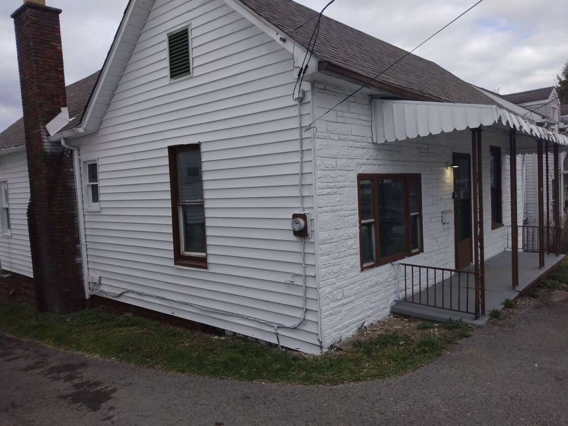 Primary Photo - Spacious 2 Bedroom 1 Bathroom