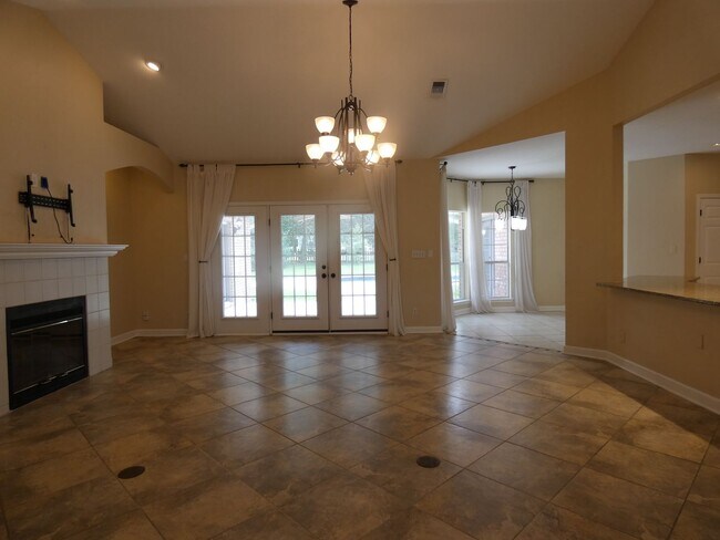 Foto del edificio - Spacious 4-Bedroom Pool Home