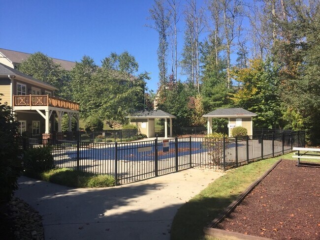 Foto del edificio - Spacious Condo off Hendersonville Rd- lots...