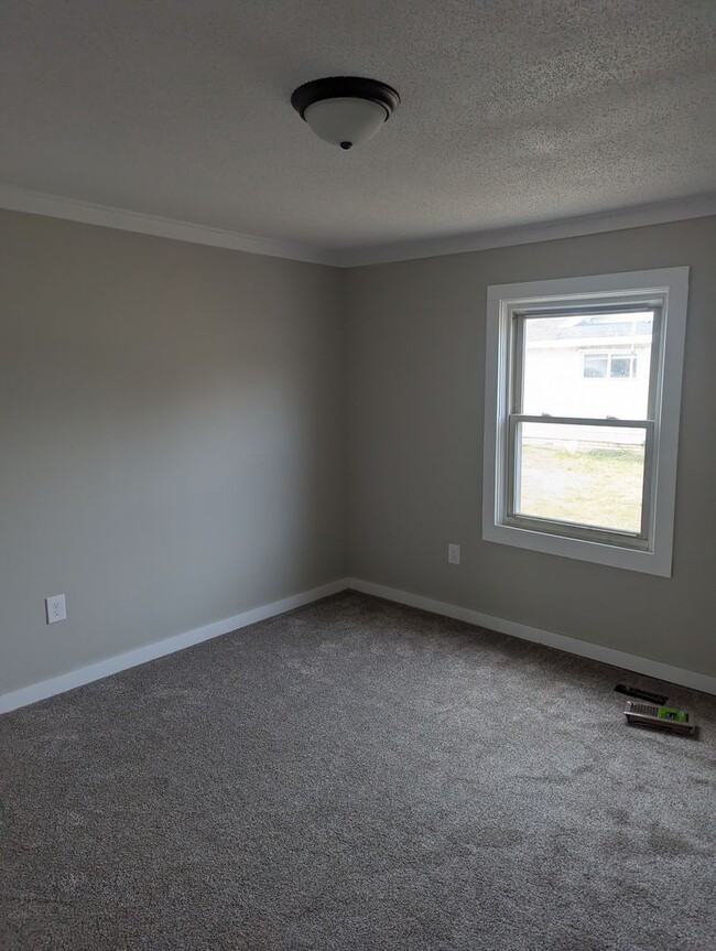 Building Photo - Freshly renovated 4 bedroom 2 bath home in...