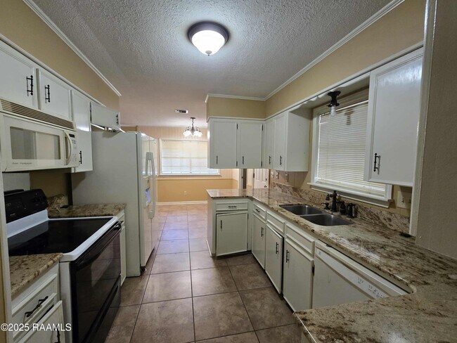Building Photo - 216 Orgeron Dr