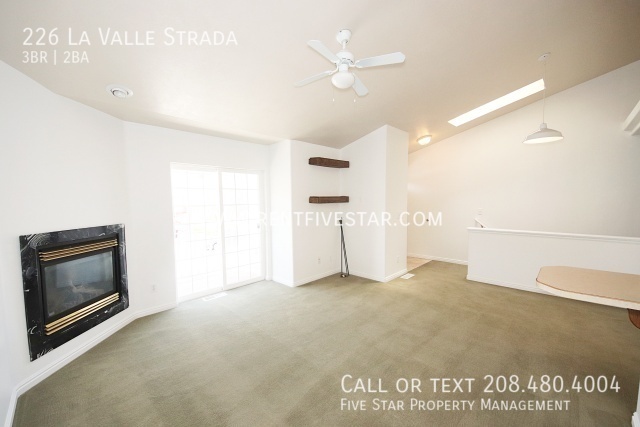 Building Photo - Beautiful Townhome With Primary Bedroom, E...