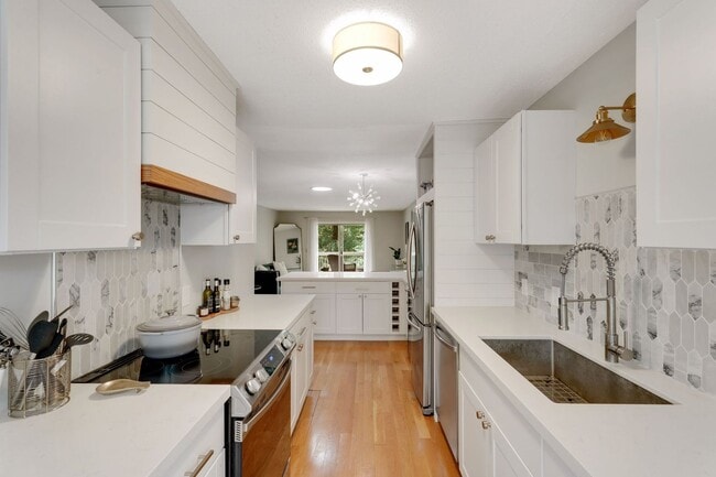 Building Photo - Spacious 2 Bed 2 Bath Townhouse in Plymouth!