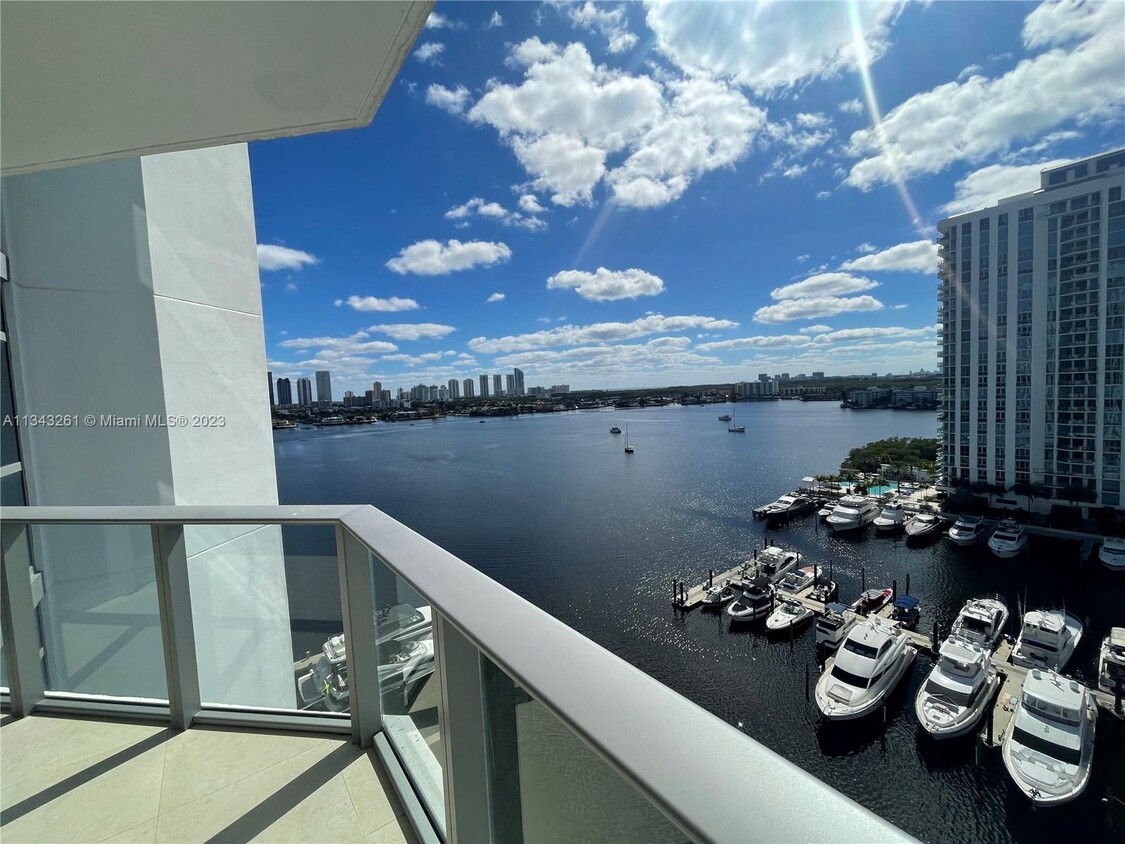 Foto principal - 17301 Biscayne Blvd