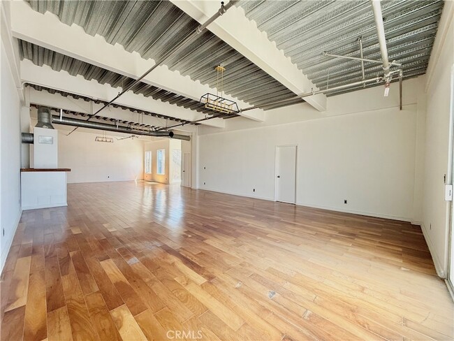 Foto del edificio - 312 W 5th St