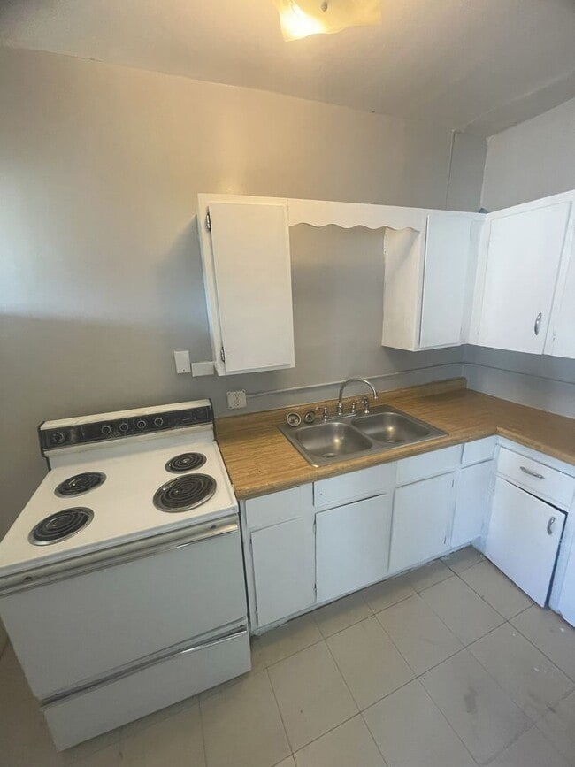 Building Photo - 609 Wellington Ct