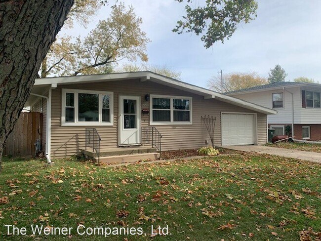 Building Photo - 3 br, 1 bath House - 1212 Eastern Dr.