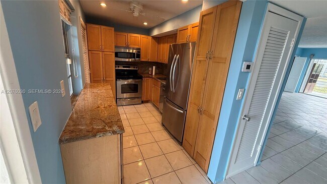 Foto del edificio - 2751 N Palm Aire Dr