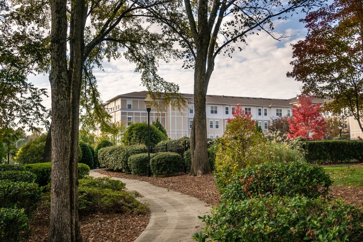 Foto principal - Gables at Druid Hills II Senior Apartments