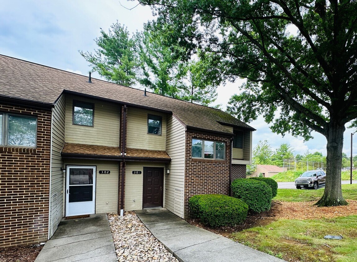 Foto principal - 3 Bedroom 2.5 Bath Townhouse