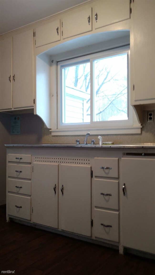 Building Photo - 3 br, 1 bath House - 421 Division St