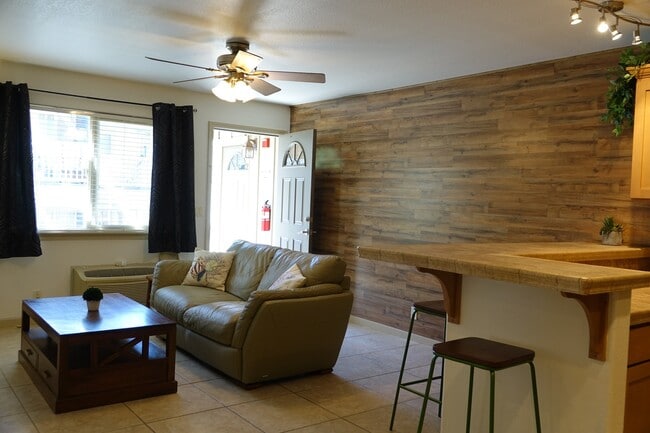 Foto del edificio - 3 bedroom, 1.5 bathroom furnished condo at...