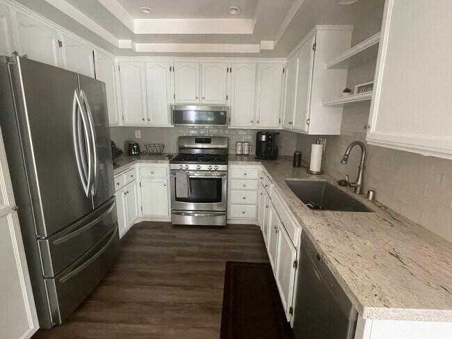 Foto del edificio - 3011 E Hillcrest Dr