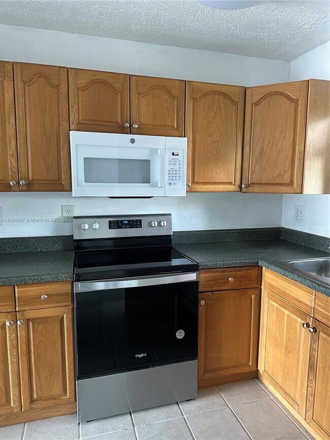 Building Photo - 4112 SW 61st Ave