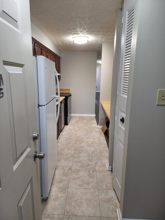 Building Photo - 12411 Hickory Tree Way
