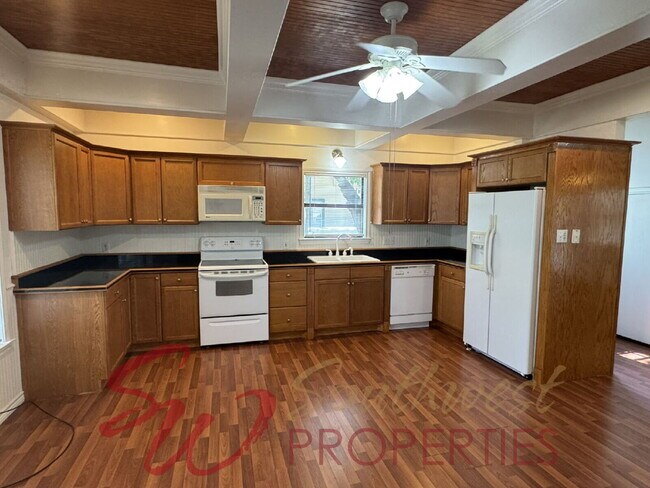 Foto del edificio - Outstanding 3 bedroom with extra bonus room and screened in porch!