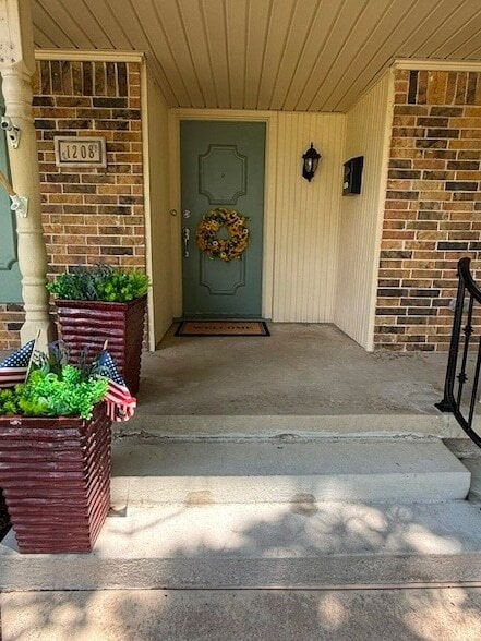 Building Photo - 1208 N Cottonwood Dr