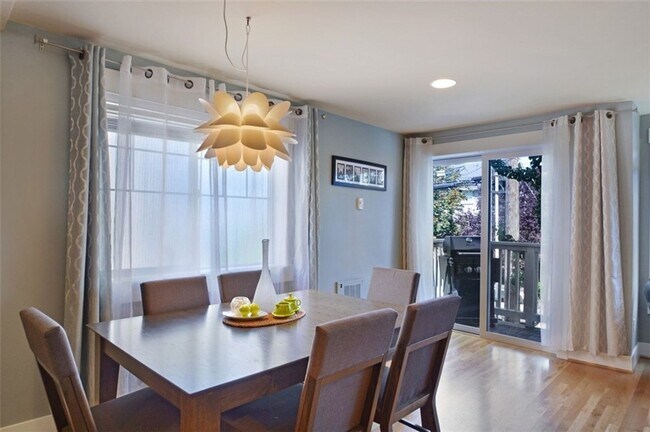 Foto del edificio - Stylish Townhome 4 Blocks North of Green Lake