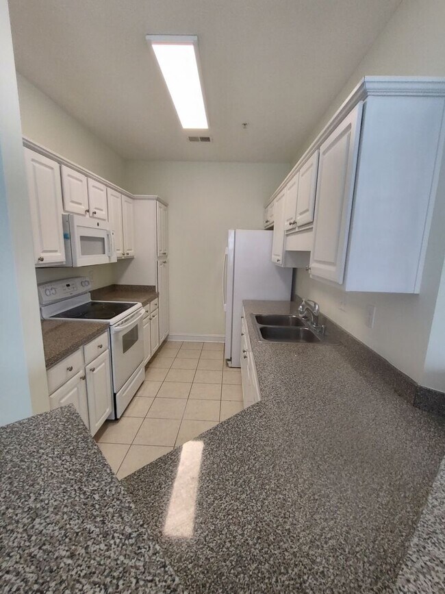 Foto del edificio - MOVE IN READY! 3rd Floor Condo with BEAUTIFUL Pond View! Central Location!