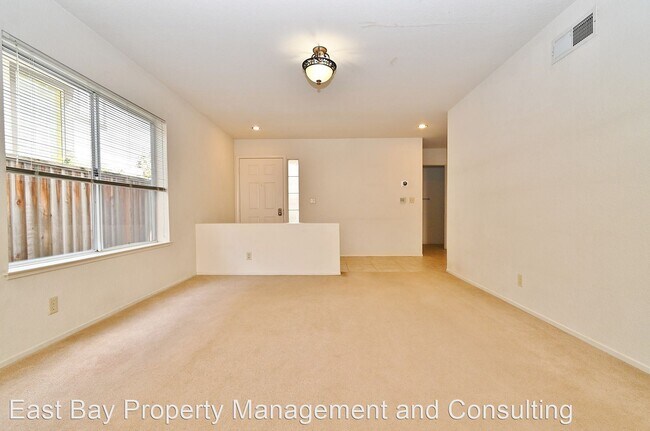 Building Photo - 4 br, 2.5 bath House - 1672 Holly Cir.