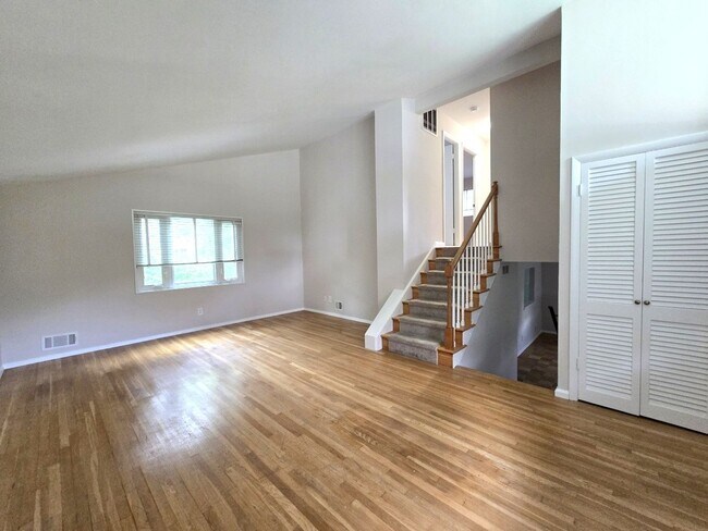 Foto del edificio - Updated 3BR, 2BA with Screened in Porch in Close in Rockville/Kensington!!