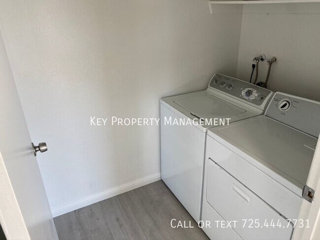 Building Photo - UPSTAIRS 2 BEDROOM & 1 BATH FOURPLEX UNIT ...