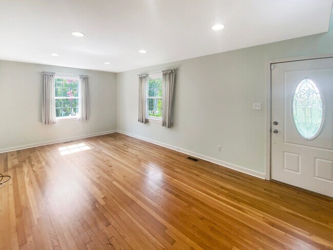 Building Photo - Spacious West End Home With Outdoor Charm!