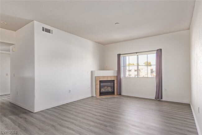 Building Photo - 3400 Cabana Dr