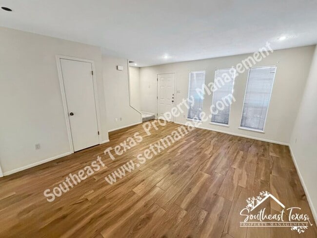 Building Photo - 6630 Lexington Dr