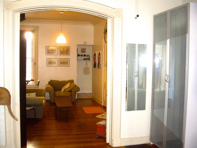 Mirando hacia atrás desde el dormitorio. - 22 Lyon St