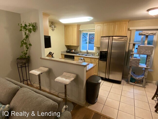 Building Photo - 2 br, 2 bath House - 1160 E Washington Ave #6