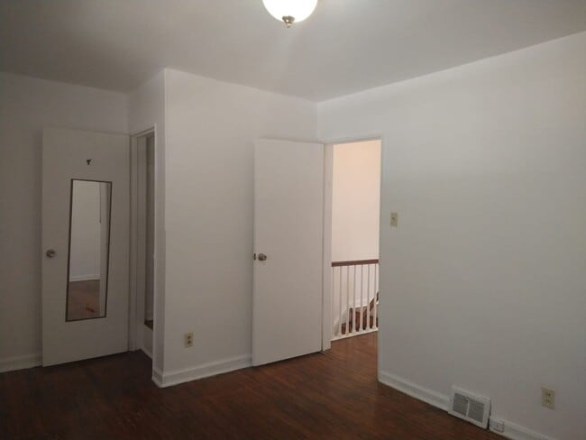 Building Photo - Nice and quiet Town House with garage and ...