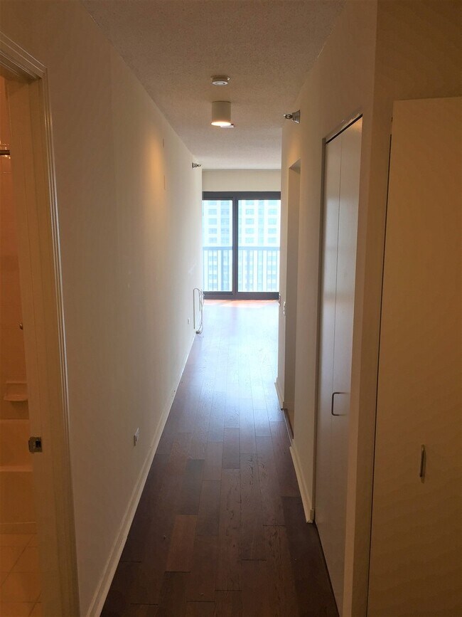Building Photo - 400 N LaSalle Dr