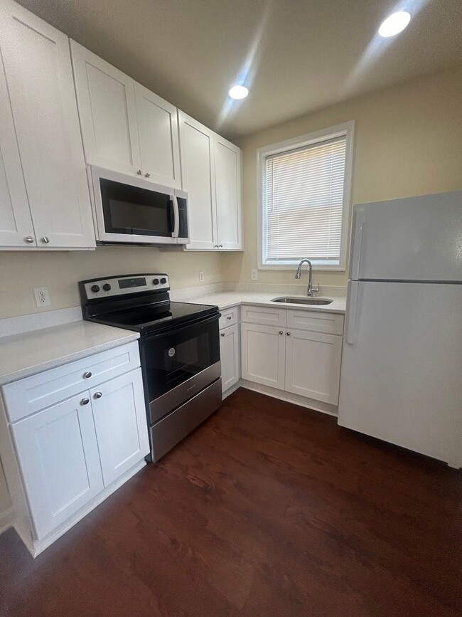 Building Photo - NEWLY RENOVATED TOWNHOME IN WEST BALTIMORE