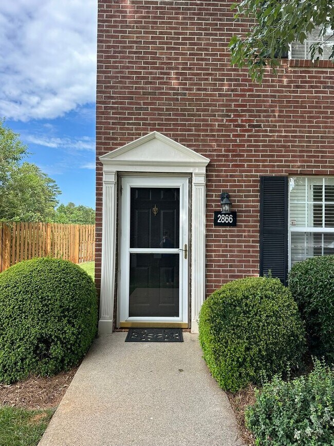 Foto del edificio - 2 bedroom/1.5 bath end unit townhome in gr...