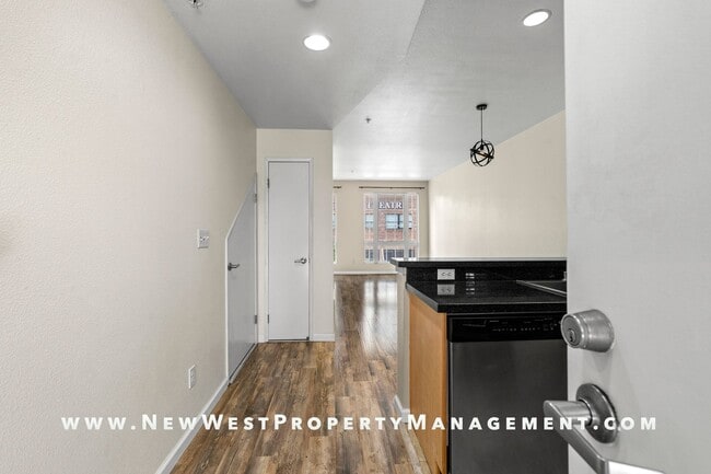 Building Photo - Light and bright Gaslamp Quarter 2-bedroom...