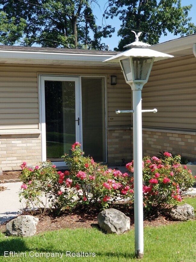 Building Photo - 3 br, 3 bath House - 64 Fiesta Circle