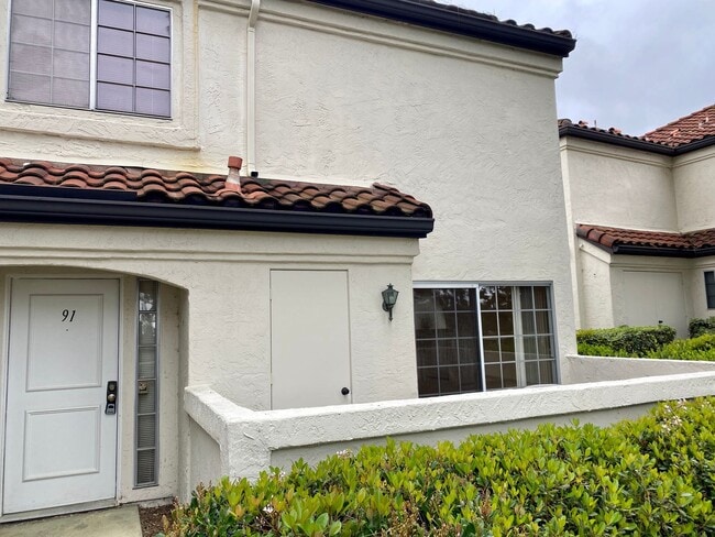 Building Photo - Eastlake Condo with Dual Primary Bedrooms