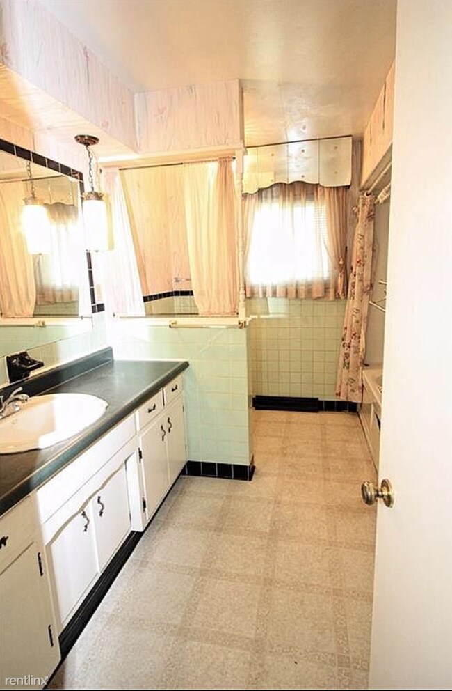 Building Photo - 3 br, 1.5 bath House - 210 E Cragmont Dr