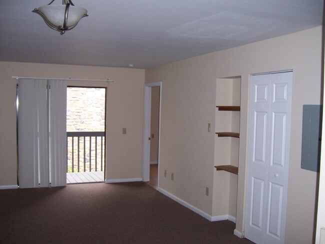 Building Photo - 523 Meadowview Dr