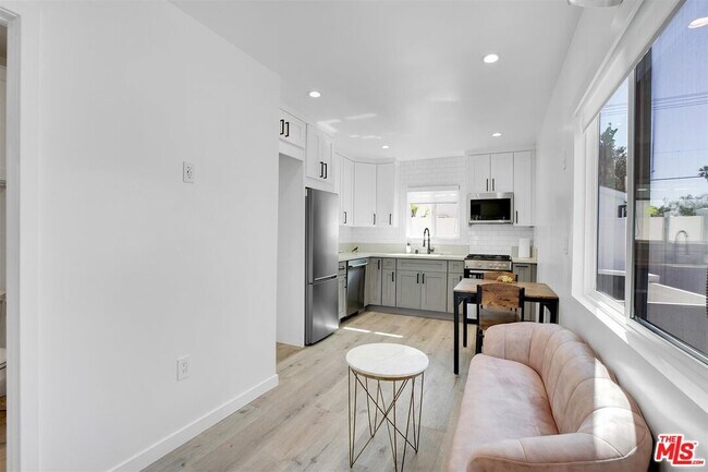 Foto del edificio - 14642 1/2 Runnymede St