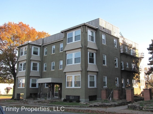Building Photo - 403 SW Huntoon St