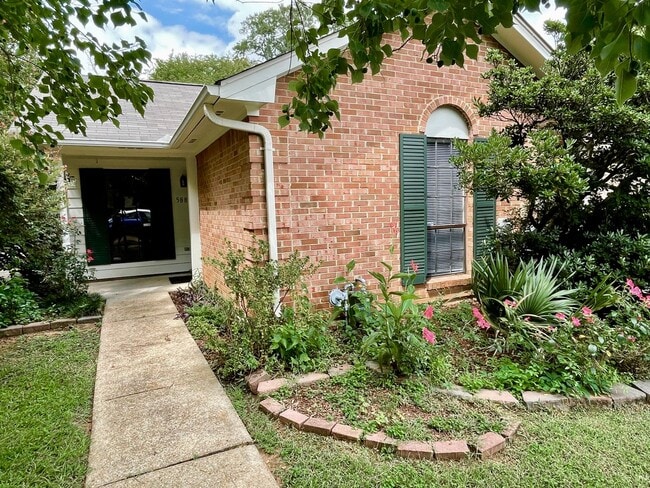 Building Photo - Corner Unit and One Level