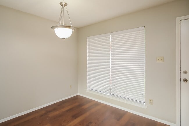 Building Photo - 2710 Village Ct