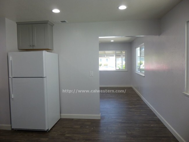 Building Photo - 895 Burbank Dr