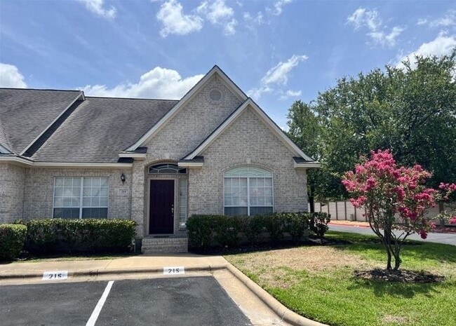 Building Photo - 215 Navarro Dr