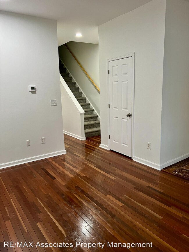 Building Photo - 4 br, 2 bath House - 609 W 9th Street