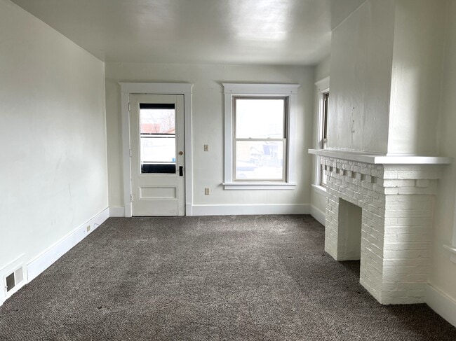 Building Photo - 225 W 18th St