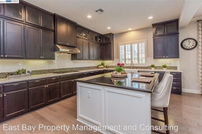 Building Photo - 5 br, 3.5 bath House - 33528 Mustang St.